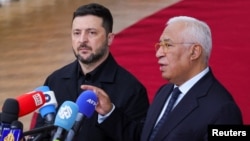 Украинскиот претседател Володимир Зеленски (лево) и претседателот на Европскиот совет Антонио Коста по самитот на лидерите на Европската унија во Брисел на 23 октомври.