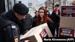 Поліція відбирає у активістів коробки з підписами