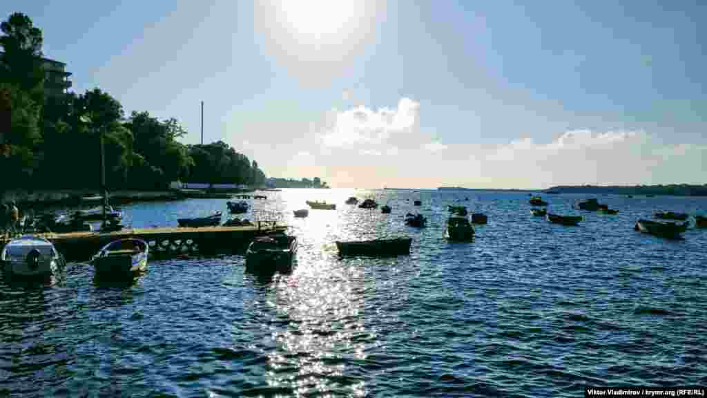 Тут є дерев'яна пристань для маленьких човнів