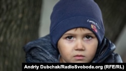 Жора, 4 роки. Живе поруч із лінією фронту в селищі Золоте-4. Потенційно після відведення військ може стати мешканцем «сірої зони» Photo: Andriy Dubchak / RadioSvoboda.Org (RFE/RL)