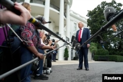 Президент США Дональд Трамп спілкується із пресою перед Білим домом в останній день до оголошення шатдауну. Вашингтон. 30 вересня 2025 року