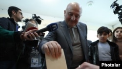Armenia - Opposition mayoral candidate Vartan Ghukasian casts a ballot at a polling station in Gyumri, March 30, 2025.