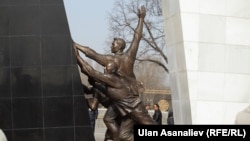 Монумент, посвященный событиям 7 апреля в Бишкеке. 