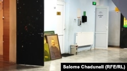 სასკოლო ინვენტარი ჩამოხსნილია. მასწავლებლები კლასებს ცლიან და ამ ნივთებს იქ წაიღებენ, სადაც განათლების სამინისტრო ფართობს გამოუყოფს.