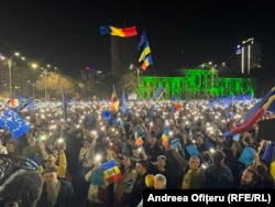 Primii participanți la miting au ajuns în Piața Victoriei din București în jurul orei 17:00. Mulți dintre ei au venit cu steaguri ale UE pentru a-și arăta susținerea față de valorile europene.