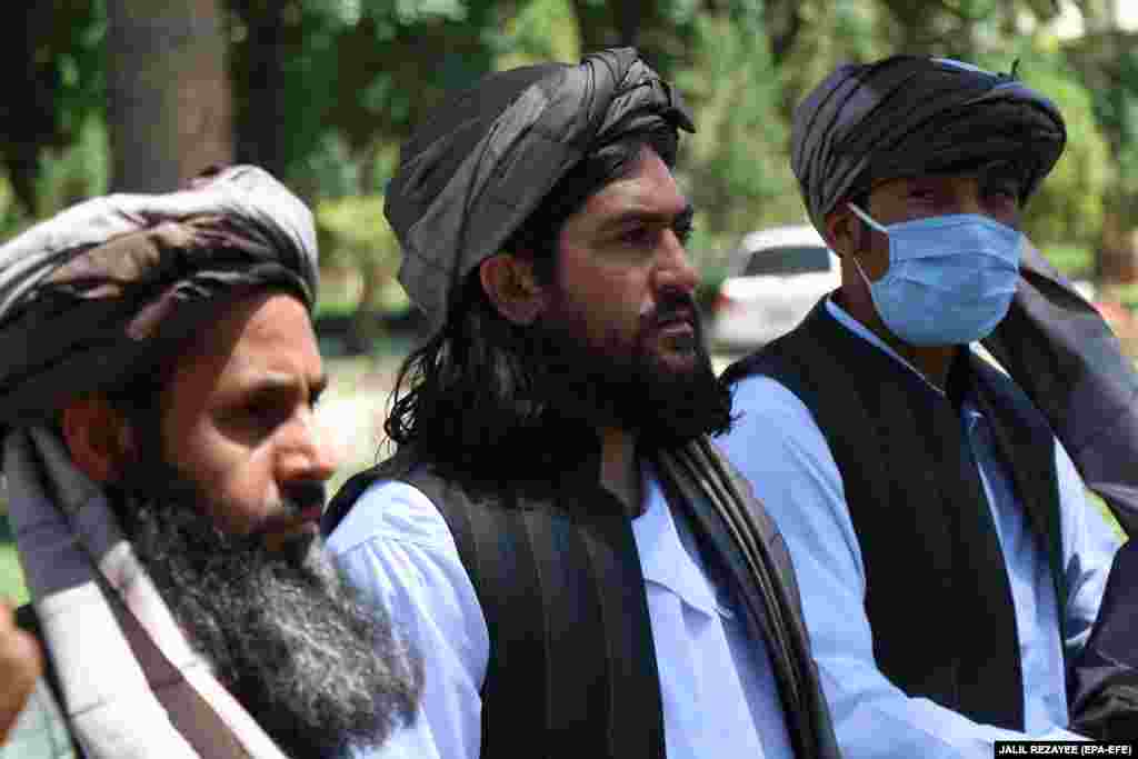 Taliban members attend a ceremony at the governor&#39;s office on May 26 after being released by authorities in Herat.&nbsp;During the cease-fire, Afghan authorities have released some 1,100 Taliban prisoners while&nbsp;the militant group has so far freed 245 Afghan security personnel, civil servants, and other people it had been holding.