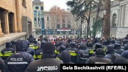 Poliție și demonstranți în apropierea parlamentului Georgiei.