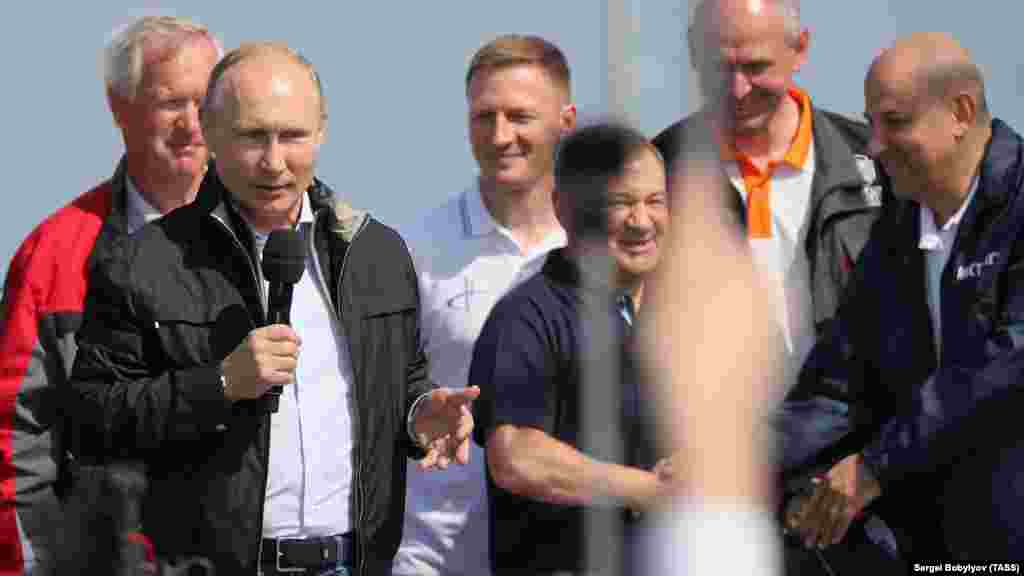 Еуропа Одағы Қырыммен жалғайтын көпір құрылысын "Ресейдің Украинаның егемендігі мен территориялық тұтастығын бұзуының тағы бір көрінісі" деп біледі. "Көпір құрылысы Ресейдің заңсыз аннексиялап алған түбекті одан ары мәжбүрлі түрде өзіне біріктіруге және Украинаның бөлшегі болып қала беретін Қырымды оқшаулауға бағытталған" деп мәлімдеген Еуропа сыртқы саяси ведомствосы басшысының баспасөз хатшысы Майи Косьянчич.