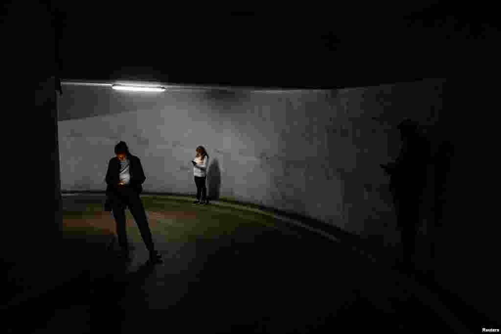 Украиналыктар Киевге орусиялык дрондор сокку уруп жаткан маалда жер астындагы өткөөлдө жашынып турушат. 