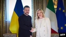Прем’єр-міністерка Італії Джорджа Мелоні (п) із президентом України Володимиром Зеленським