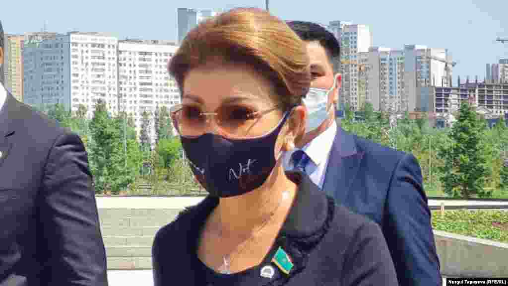 58 жастағы Дариға Назарбаева 2022 жылғы қаңтар оқиғасынан кейін жұрт алдына шыққан жоқ. Көмекшісі оның коронавирусқа шалдыққанын, Алматыдағы үйінде екенін айтқан еді. Кейінірек Назарбаева "ақпанның аяғына дейін ақысыз демалыста" екені жайлы ақпарат тарады. 25 ақпанда Назарбаеваға қатысы бар делінетін сайт оның қысқа мәлімдемесін жариялады. Онда "Нұр Отан" партиясына дауыс берген" қазақстандықтарға, партия мүшелеріне және ел билігіне "өзіне артқан сенімі үшін" алғыс білдірген Дариға Назарбаева депутаттық өкілетін доғару себебін түсіндірмеген.