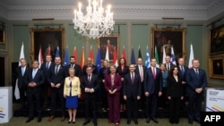 Домаќин на состанок на министрите за надворешни работи од европските земји е британската министерка Ивет Купер. 