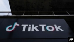 Єврокомісія уточнює, що TikTok повинен зберегти внутрішні документи та інформацію щодо дизайну та роботи його рекомендаційних систем, а також про заходи для запобігання навмисному маніпулюванню через скоординовану неавтентичну поведінку