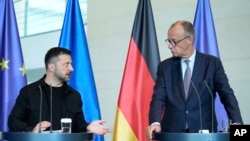 Канцлер Німеччини Фрідріх Мерц (п) і президент України Володимир Зеленський, Берлін, серпень 2025 року