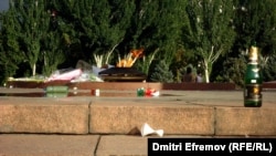 Площадь Победы после свадебных церемоний                  