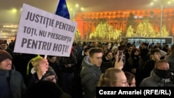 Protest în fața sediului guvernului României, pe 11 decembrie 2025. 
