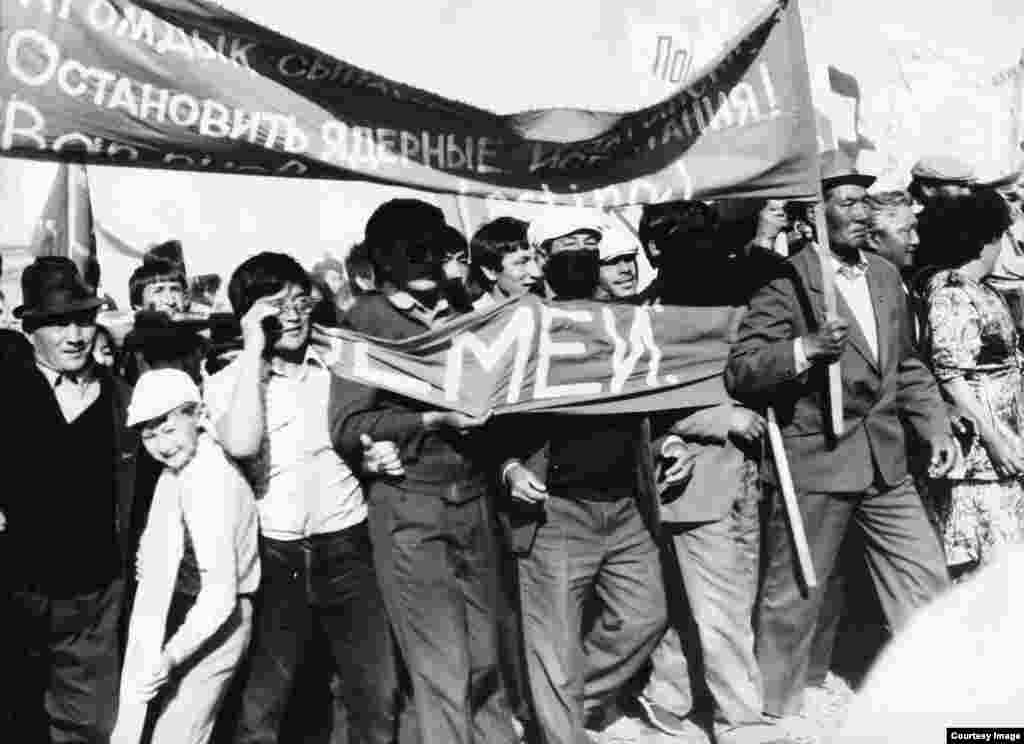 Қарауыл ауылының тұрғындары "Невада-Семей" антиядролық қозғалысының митингісі кезінде ұран көтеріп шығып, Семей полигонының жабылуын талап етті.