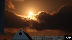 د اسراییلو د نتانیا ښار د پاسه د راکټو توغندي د تېرېدو په حال مې لیدل کېږي - انځور جون ۱۷، کال ۲۰۲۵ز