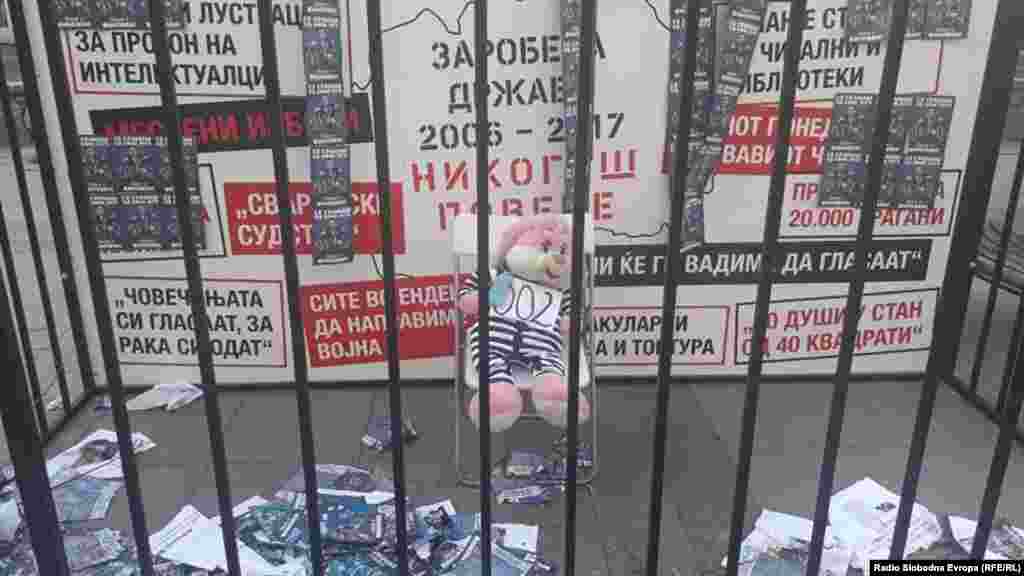 Jedna od uličnih akcija protivnika Zorana Zaeva, sa ulica glavnog grada Severne Makedonije. Poruka da će donedavni premijer završiti u zatvoru.