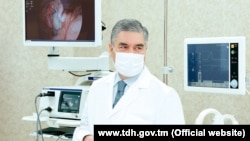 Президент Туркменистана Гурбангулы Бердымухамедов во время церемонии открытия новой клиники  в селе Ызгант Гокдепинского района Ахалского велаята, 13 ноября 2020. 