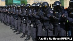 Etirazçıları Mərkəzi Seçki Komissiyasının qarşısına buraxmayan polislər, 16 fevral 2020