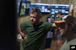 Serhii Filimonov, comandantul Batalionului ucrainean Lupii Da Vinci, urmărește o transmisiune în direct de pe linia frontului în timpul luptelor cu rușii în direcția Pokrovsk, Ucraina, sâmbătă, 9 august 2025.