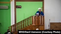 В мечети в городе Джалал-Абад имам выступил с речью о вакцинах во время пятничной молитвы. Фото: ВОЗ/Даниль Усманов