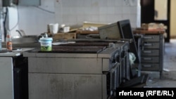 Руинирана внатрешност во објектите на одморалиште „Малешево“, Берово (Беровско езеро)