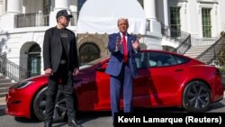 
За словами чиновника Білого дому, червоний автомобіль може бути проданий або, можливо, подарований. Фото архівне 