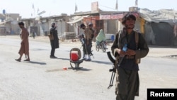 جنگجویان طالبان افغان پس از تبادل آتش بین نیروهای پاکستانی و افغان در نزدیکی مرز افغانستان و پاکستان در اسپین بولدک قندهار گشت‌زنی می‌کنند.