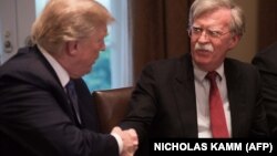 АКШнын президенти Дональд Трамп (солдо) менен анын улуттук коопсуздук боюнча кеңешчиси Жон Болтон. 