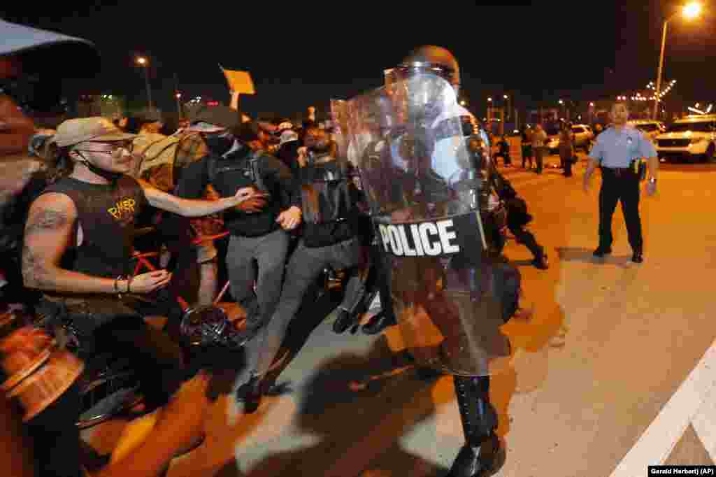 დაპირისპირება დემონსტრანტებსა და პოლიციელებს შორის ახალ ორლეანში.&nbsp; &nbsp;