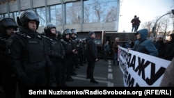 За даними поліції Києва, 17 правоохоронців і двоє цивільних постраждали внаслідок сутички між правоохоронцями й учасниками акції протесту проти запровадження ринку землі