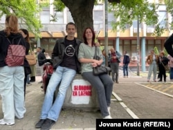 Părinții lui Lazăr Dinić, reținut în timpul unui protest, în fața tribunalului din Novi Sad - 14 aprilie 2025