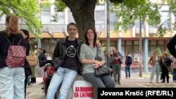 Roditelji privedenog Lazara Dinića, tokom protesta ispred novosadskog suda, 14. aprila 2025.