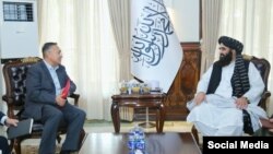 Зампредседателя Совбеза Кыргызстана Таалатбек Масадыков и исполняющий обязанности министра иностранных дел в правительстве талибов Маулви Амир Хан Муттаки. Фото взято из "Твиттера". 
