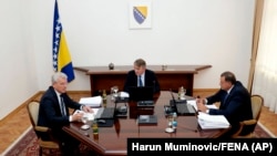 U izjavi, članovi Predsjedništva BiH su iskazali poštovanje i prema svim nevinim žrtvama rata, najavljujući ‘da će stvarati društvo po mjeri svih naroda i građana.’ ( Članovi Predsjedništva BiH: Šefik Džaferović, Željko Komšić i Milorad Dodik, fotoarhiv)