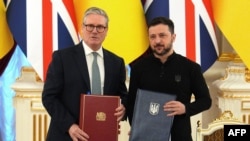 Premierul britanic Keir Starmer și președintele ucrainean Volodimir Zelenski la ceremonia celebrării centenarului parteneriatului dintre cele două țări la Kiev pe 16 ianuarie 2025.