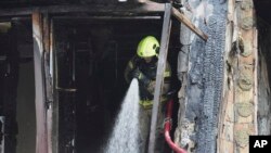 Un pompier intervine la locul unui nou atac rusesc la Kiev, luni, 21 iulie.