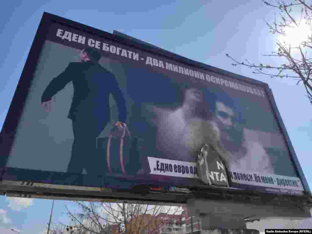 "Jedan se bogati &ndash; dva miliona siromaših" &ndash; Zoran Zaev sa torbom marke Luj Viton, aluzija njegovih političkih protivnika kojom ukazuju na navodnu vezu bivšeg premijera sa aferom "Reket". Bilbord u Skoplju.