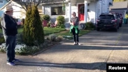 پس از شیوع ویروس کرونا در امریکا، مردم برنامه‌ای را زیر نام (بیرون از خانه در ساعت 5) آغاز کرده اند. همسایه ها ساعت 5 بعد از ظهر از خانه های خود بیرون می آیند و از فاصله دور جویای احوال یکدیگر می‌شوند. 