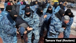 Задержание предполагаемых участников акции протеста. Нур-Султан, 1 марта 2020 года.
