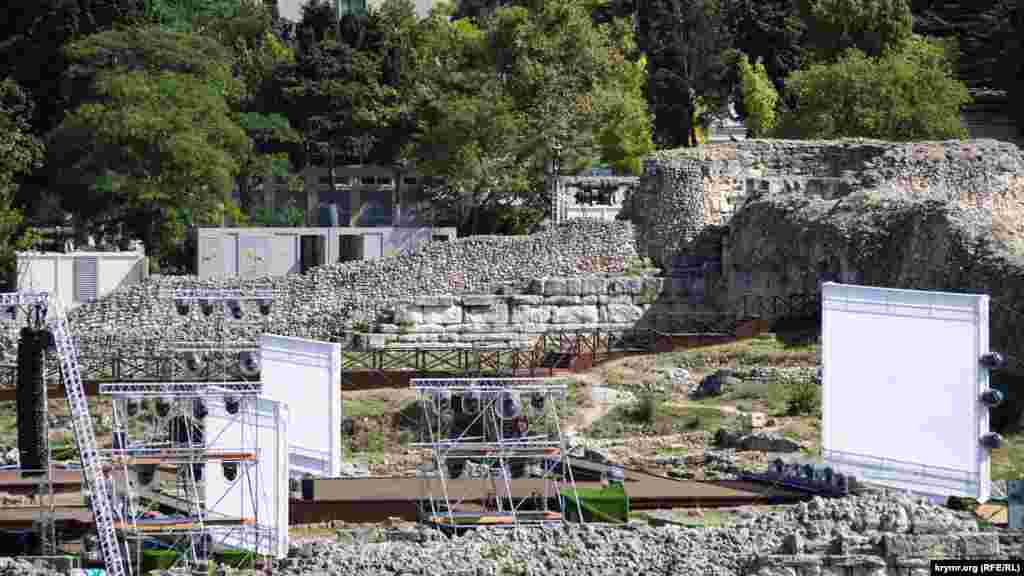 У рамках фестивалю пройдуть чотири концерти на новій сцені, яку зараз встановлюють на місці римських об'єктів музею і оборонних сцен стародавнього міста, і два камерних концерти в античному амфітеатрі