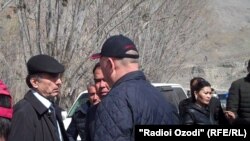 Азим Иброҳим, Раҷаббой Аҳмадзода ва Ҷениш Раззоқов баъди анҷоми музокироти Тоҷикистону Қирғизистон дар Ворух