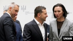 Генеральний прокурор України Руслан Рябошапка, голова Вищого антикорупційного суду України Олена Танасевич і президент України Володимир Зеленський під час брифінгу з нагоди початку роботи Вищого антикорупційного суду України, Київ, 5 вересня 2019 року