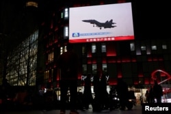 Китайський винищувач на екрані під час показу телерепортажу про китайські маневри біля Тайваню. Пекін, 1 квітня 2025 року