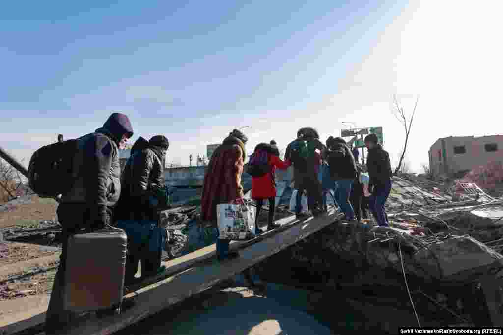 На початку повномасштабного російського вторгнення жителі Ірпеня пішки покидали свої домівки, взявши з собою лише необхідні речі. З кінця лютого та у березні 2022 року, втікаючи від російської окупації, Романівський міст перетнули майже 40 тисяч цивільних.Ліворуч фото від 11 березня 2022, праворуч – березень 2025 року