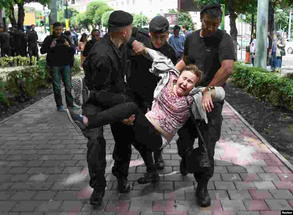 Полиция "Астана" алаңы маңын қоршауға алған. Алматы, 10 маусым 2019 жыл.&nbsp;