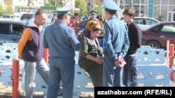 Bazardaky nobat dawalaryny çözýän polisiýa işgärleri. Arhiw suraty 