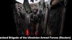 Військовослужбовець 24-ї механізованої бригади ЗСУ імені короля Данила в окопі поблизу Часового Яру у Донецькій області, Україна, 26 жовтня 2025 року